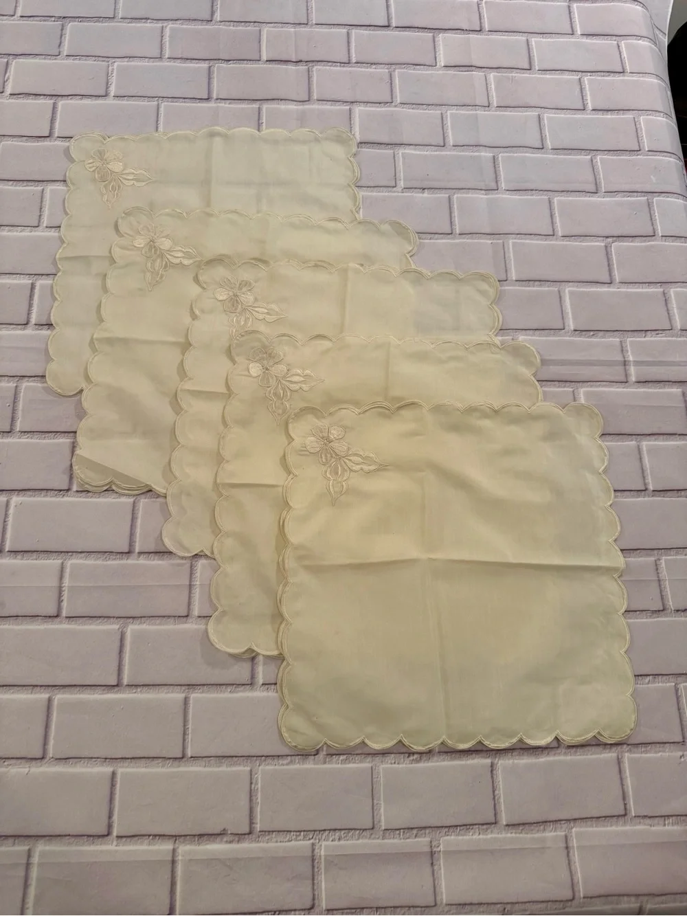 Set of 6 Vintage Ivory Embroidered Floral Linen Napkins 14x14 Scalloped Edge